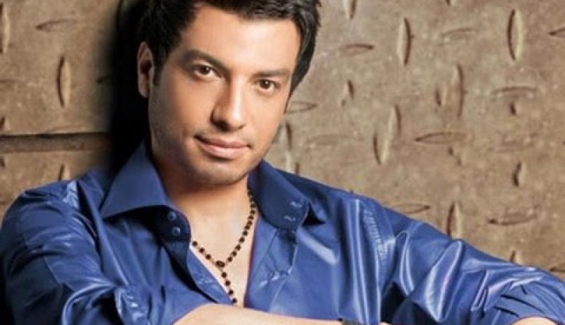 مختلّة عقليا تعتدي على إيهاب توفيق بالضرب وتهشّم زجاج سيارته في القاهرة